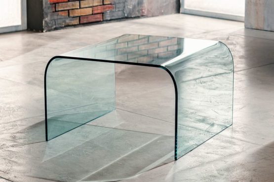 Il vetro curvato per il tavolino da salotto di Imago Factory Greta il ritratto