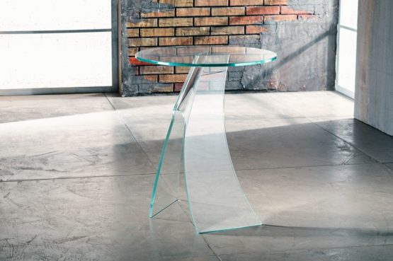 Il vetro curvato per il servetto da salotto di Imago Factory Jacqueline: il ritratto